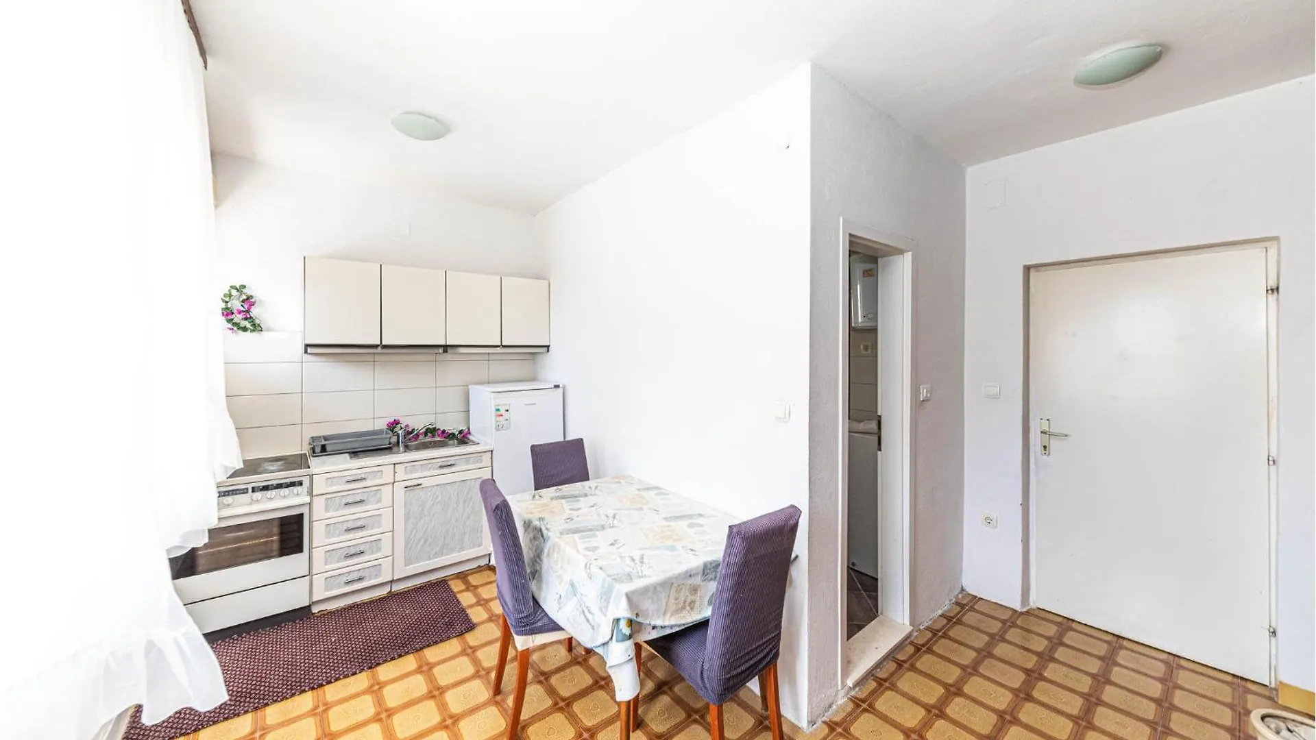 Beautiful Apartment In Trogir With Kitchen 0*,  Kroatien
